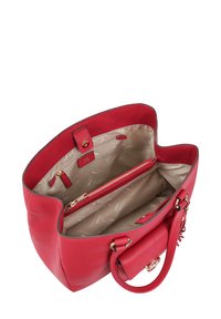 Rode leren handtas met een gestructureerde vorm, voorzien van een ritsvak aan de binnenkant, gouden hardware-accenten en een gladde, gevoerde binnenkant.