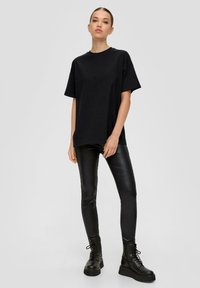 QS MIT RÜCKENPRINT - T-shirt print - schwarz