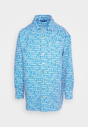 Camisa azul de manga larga con botones, con patrón repetido de texto blanco que dice "STORM NIKOLAJ" por todas partes.