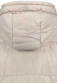 Licht beige pufferjack met een hoge kraag, gequilt textuur en een logo-opdruk op de achterkant. Heeft een gladde, glanzende stofafwerking.