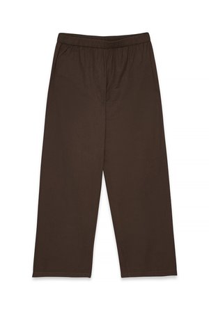 Brązowe, szerokie spodnie z elastycznym pasem. Wykonane z gładkiego materiału, o prostym kroju, bez widocznych kieszeni ani ozdób.