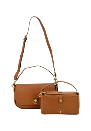 Brun læder crossbody taske med en tekstureret overflade, prydet med et guldtonet hesteemblem og en aftagelig mindre lynlåspose.