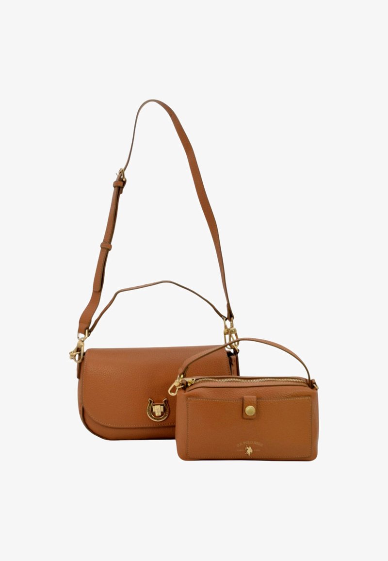 Brązowa skórzana torba crossbody o teksturowanym wykończeniu, z emblematem konia w złotym kolorze oraz odpinaną, mniejszą kieszonką na zamek.