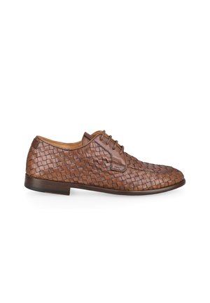Chaussure de ville marron en cuir tressé avec lacets, talon bas et bout arrondi, vue de profil sur fond blanc.