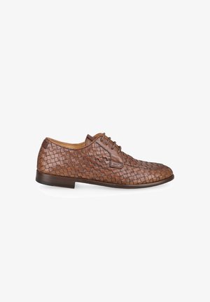 Chaussure de ville marron en cuir tressé avec lacets, talon bas et bout arrondi, vue de profil sur fond blanc.