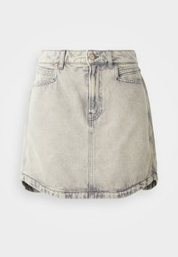 Denim rok in lichtgrijs met een vervaagde textuur, voorzien van een knoopsluiting in de taille, voorzakken en een licht gebogen zoom.