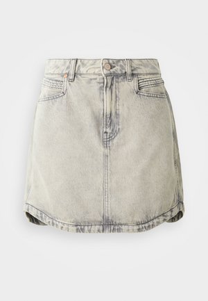 Vaaleanharmaa farkkuhame, jossa on kulunut pinta, nappikiinnitys vyötäröllä, etutaskut ja hieman kaareva helma.