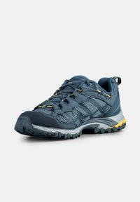 Scarpa da hiking blu con tomaia in mesh e sintetico, punta rinforzata, dettagli gialli e suola in gomma robusta per un'ottima trazione.