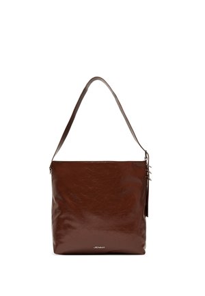 Borsa a tracolla in pelle marrone con una singola cinghia, texture liscia e piccolo logo argentato "JENNY" centrato vicino al fondo.