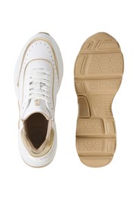 Bílá a béžová teniska se šněrováním zepředu, zobrazena zhora, a opálená gumová podrážka s texturovaným vzorkem zobrazena zespodu.