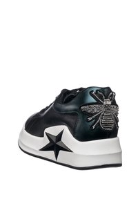 Czarny sneaker z białą podeszwą, czarnym wzorem gwiazdy z boku oraz srebrnym ozdobnym pszczelim elementem na pięcie.