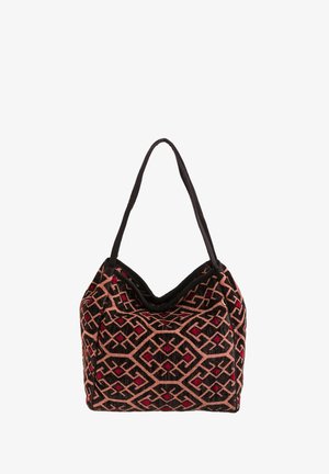 Bolso de hombro tejido en negro y rosa con patrones geométricos. La textura de la tela es suave, con doble asa y un diseño superior holgado.
