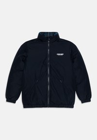 Sort nylonjakke med høj krave, lynlåslukning, elastiske manchetter og to sidetasker. Har et blåt mønstret for og hvidt logo.