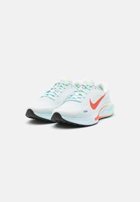 Nike Performance JOURNEY biały