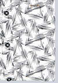Kurzarmliges Hemd aus weißem Stoff mit einem schwarzen Zickzackmuster, durchgeknöpft vorne, und kleinem metallischen Logo-Detail am Kragen.