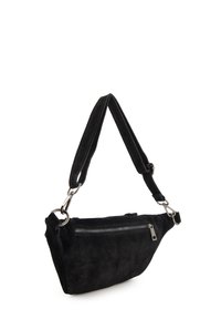 Schwarze Wildledertasche mit einer Reißverschluss-Vordertasche, geschwungener Form und verstellbarem Tragegurt. Ausgestattet mit silberfarbener Hardware und einer strukturierten Oberfläche.
