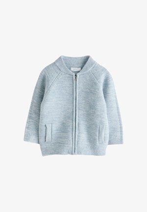 Hellblauer gestrickter Baby-Cardigan mit Frontreißverschluss, geripptem Kragen, Bündchen, Saum und zwei Fronttaschen auf weißem Hintergrund.