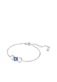 Pulsera de plata con una cadena delicada, que presenta una piedra preciosa azul cuadrada flanqueada por dos piedras redondas transparentes, y un cierre ajustable.