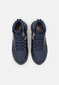 Marine hiking schoenen met een gestructureerde synthetische bovenkant, metalen veterogen en patronen in de veters. Voorzien van een gevoerde kraag en stevige rubberen zool.