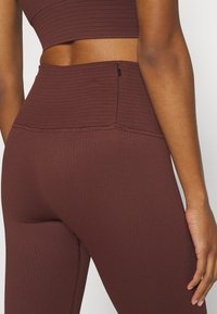 ICANIWILL DEFINE SEAMLESS POCKET - Tights - warm brown