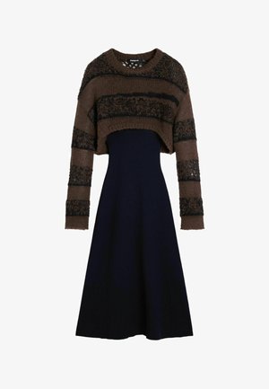 Rudos ir juodos spalvų dryžuotas trumpas megztinis, derinamas su aukšto liemens ilga juoda A linijos sijono suknia.