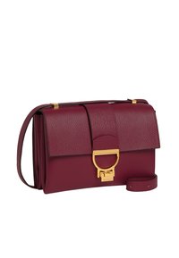 Borsa in pelle borgogna con design strutturato, hardware dorato, chiusura magnetica e tracolla removibile per un trasporto versatile.