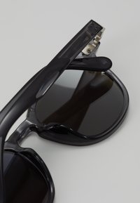 Urban Classics SUNGLASSES ITALY WITH CHAIN - Napszemüvegek - grey/silver