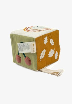 Jouet en tissu doux et carré avec des sections jaunes, vertes et blanches ; présente des appliqués en forme de feuille et de cerise ; surface texturée et boucle de suspension.