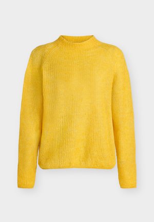 Φωτεινό κίτρινο πλεκτό πουλόβερ με μακριά μανίκια και υψηλή στρογγυλή λαιμόκοψη, απεικονίζεται σε απλό λευκό φόντο.