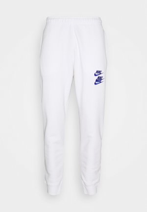 Weiße Nike-Jogginghose mit elastischem Bund und Bündchen, mit drei übereinander gestapelten blauen Nike-Logos am linken Oberschenkel.