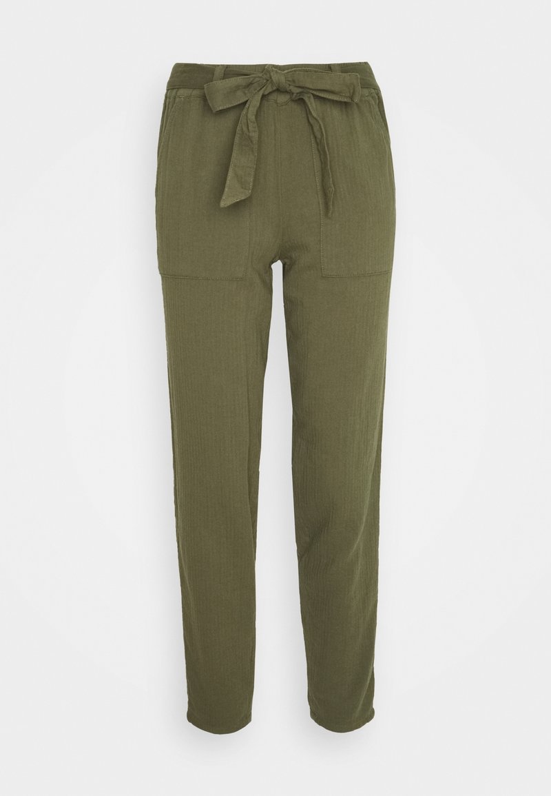 Pantaloni leggeri di colore verde oliva con finitura testurizzata, dotati di una cintura annodata in vita e due ampie tasche frontali.
