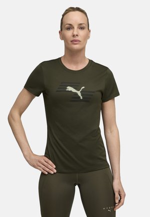 Olivgrünes, kurzärmliges Sportshirt mit rundem Ausschnitt, das ein grafisches Logo in hellgrün und horizontale Streifen über der Brust aufweist.