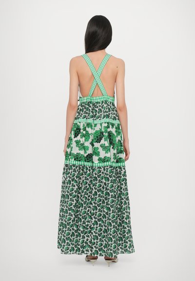 Maxi-jurk met kruisbandjes, groene bloemmotieven, meerlaags ontwerp, textuurstof en gestreepte accenten op de taille.