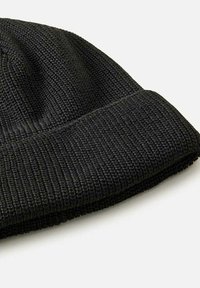 Zwarte gebreide beanie met een gestructureerd patroon en een omgeslagen rand. Gemaakt van zacht materiaal, biedt warmte en een comfortabele pasvorm.