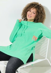 Mintgrön hoodie med avslappnad passform, som har en känguruficka, snörning i huvan, ribbade ärmslut och sidofickor för ökad rörlighet.