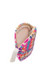 Färgglad vävd väska med ett mönster i rosa, blått och orange, beige inredning och dragkedjestängning. Texturerad yta med dekorativa inslag.