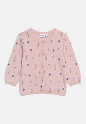 Ροζ ανοιχτό μωβ παιδική ζακέτα με μακριά μανίκια, ξύλινα κουμπιά μπροστά και μικρά λουλουδάτα σχέδια σε μπλε, μωβ και πράσινο χρώμα.