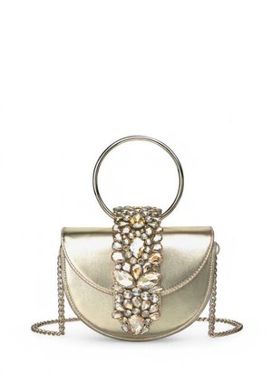 Bolso de mano metálico dorado con forma redondeada, adornado con una correa decorada con gemas y un asa circular. Presenta una correa de cadena para mayor versatilidad.