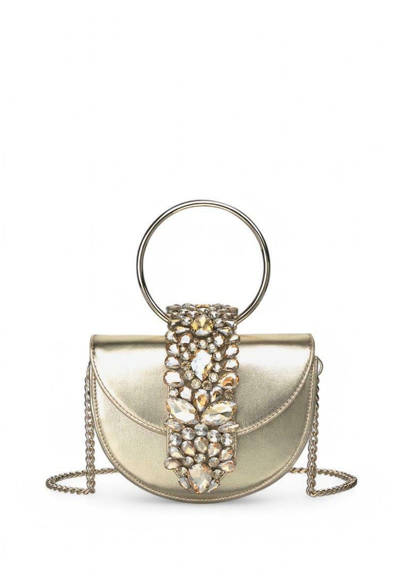 Bolso de mano metálico dorado con forma redondeada, adornado con una correa decorada con gemas y un asa circular. Presenta una correa de cadena para mayor versatilidad.