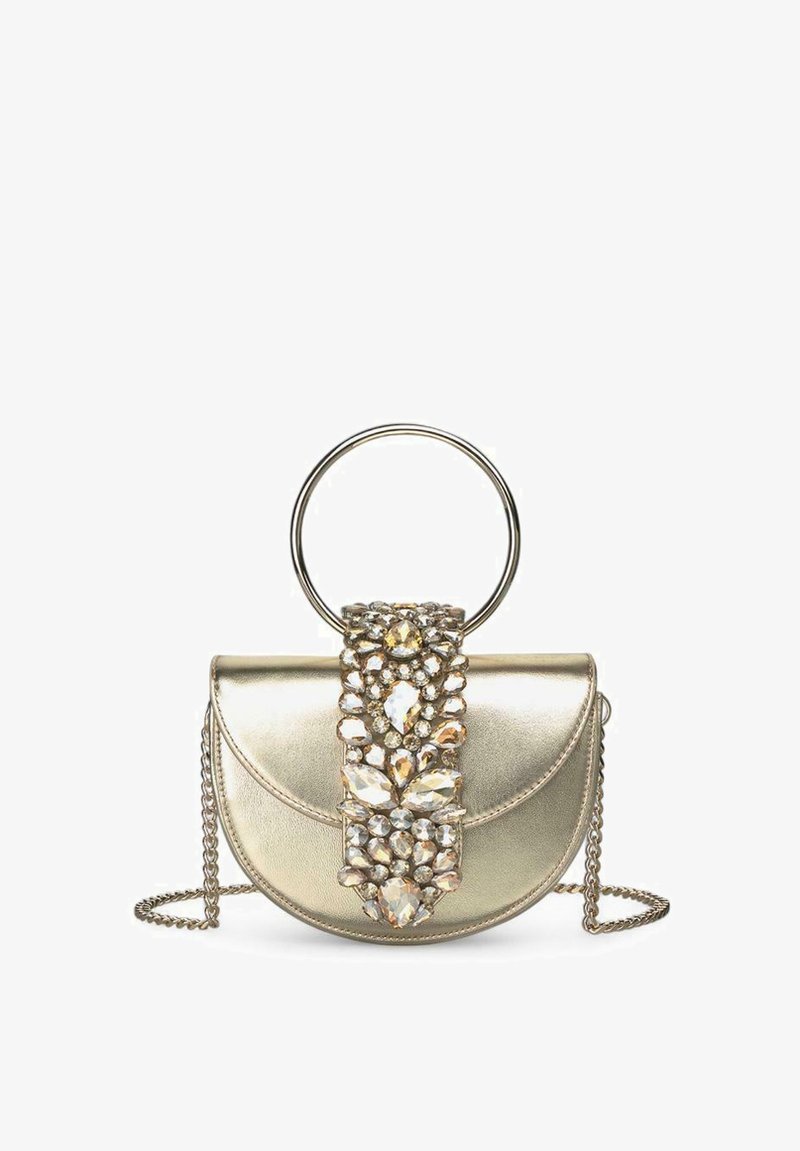 Borsa a pochette dorata metallizzata con forma arrotondata, decorata con una tracolla impreziosita da gemme e un manico circolare. Presenta una tracolla a catena per maggiore versatilità.