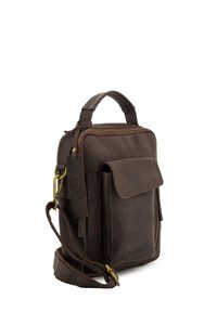 Brun læder crossbody taske med en struktureret design, lynlås lukning, frontklap og justerbar rem. Har et VENEZIA logo tag.