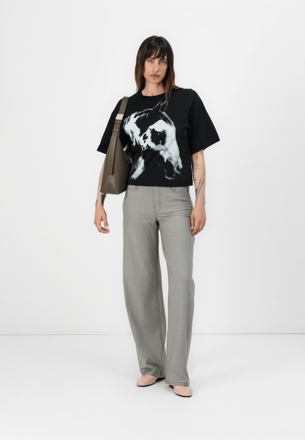 TROPHY HORSE - Print T-shirt3