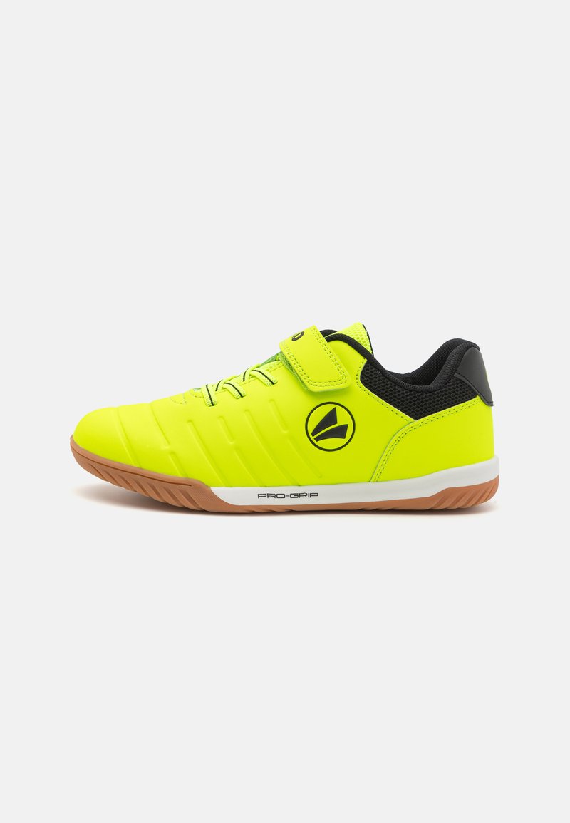 Neon geltonos sportinės avalynės su juodais akcentais, batų raišteliai ir Velcro užsegimas, tekstūruotas paviršius, grioveliais padas ir prekės ženklas šone.