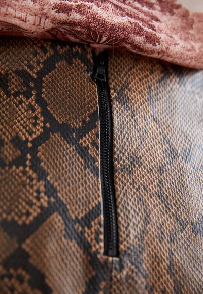 Alice + Olivia ELANA SNAKE SKIRT - Minigonna - camel/black
