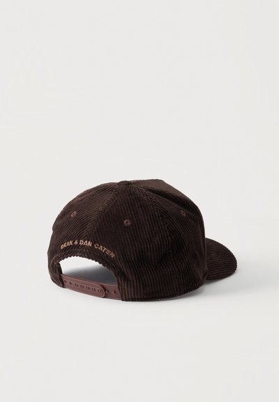 Casquette de baseball réglable en velours côtelé marron avec fermeture snapback et "Dean & Dan Caten" brodé à l'arrière au-dessus de la sangle.