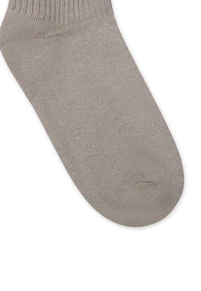 Calzino in cotone grigio con polsino a coste, texture liscia, punta e tallone rinforzati, senza pattern o dettagli aggiuntivi.