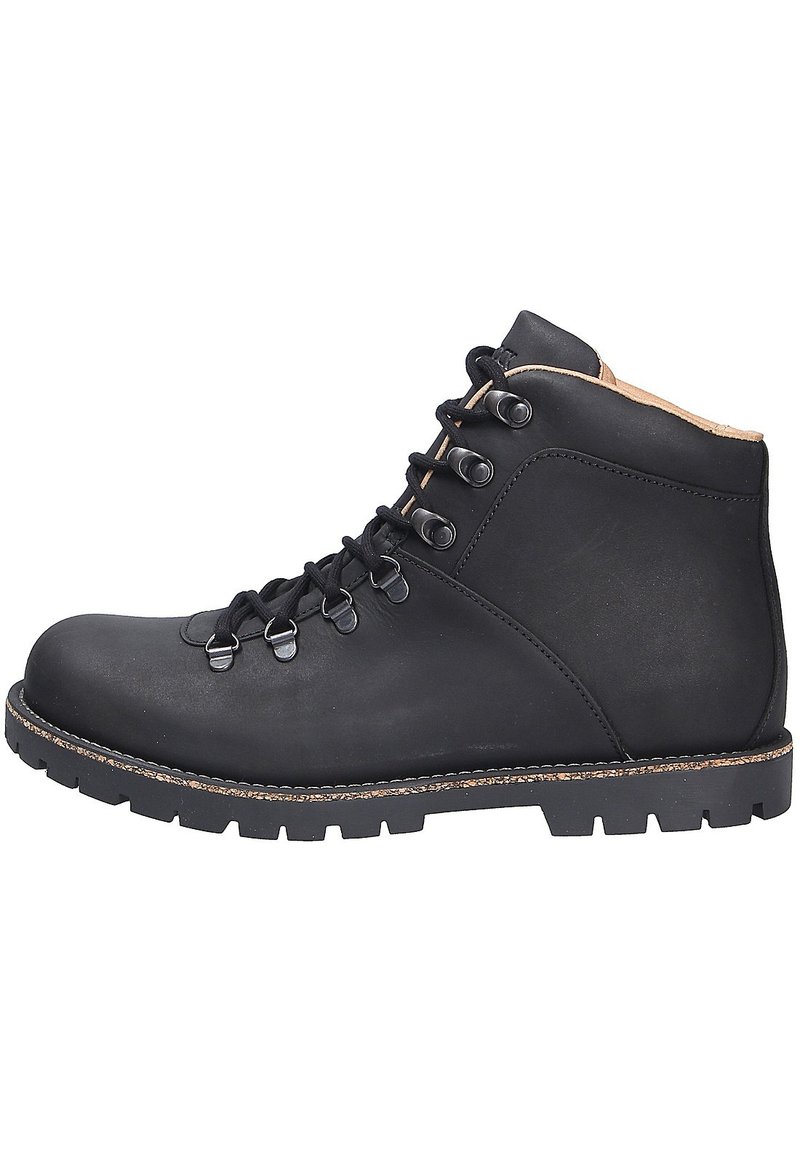 Bottes de randonnée en cuir noir avec un bout arrondi, œillets en métal, lacets plats et une semelle extérieure robuste avec un motif texturé.
