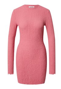 Rosa langärmliges Kleid aus strukturiertem, zerknittertem Stoff. Mit rundem Ausschnitt und figurbetonter Silhouette. Mit gewelltem Ärmelabschluss.
