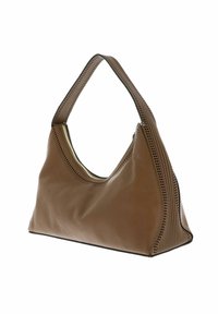 Sac à main en cuir marron avec une silhouette incurvée, accents perforés le long de la sangle et fermeture éclair. Texture lisse avec une finition mate.