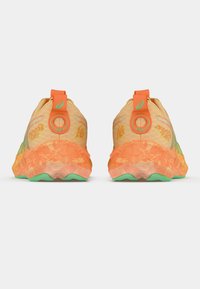 Lekkie buty do biegania z siateczkową cholewką w kolorze żółtym, pomarańczowymi detalami, teksturowaną pomarańczową podeszwą i zielonym spodem.